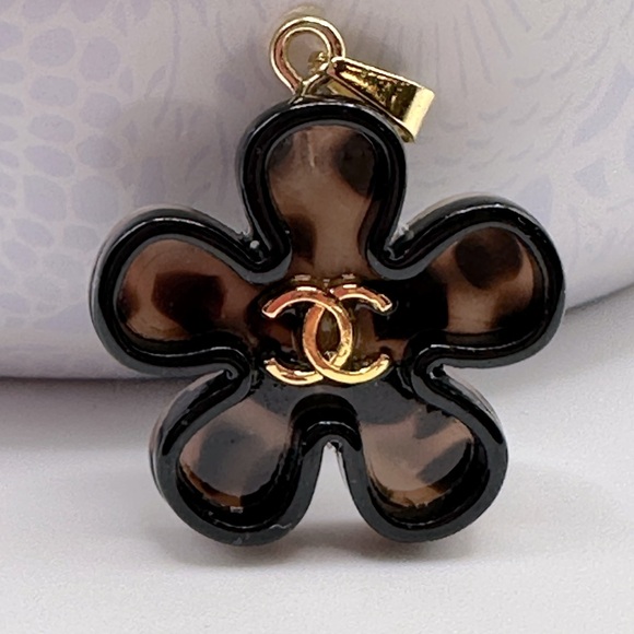 CHANEL CC Tortoise Flower Charm/ Zipper Pull with Chain - Picture 1 of 4